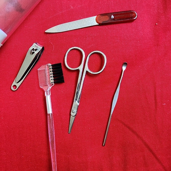 Beauty Kit( Manicure/Pedicure/Eyebrow) - Picture 2 of 2